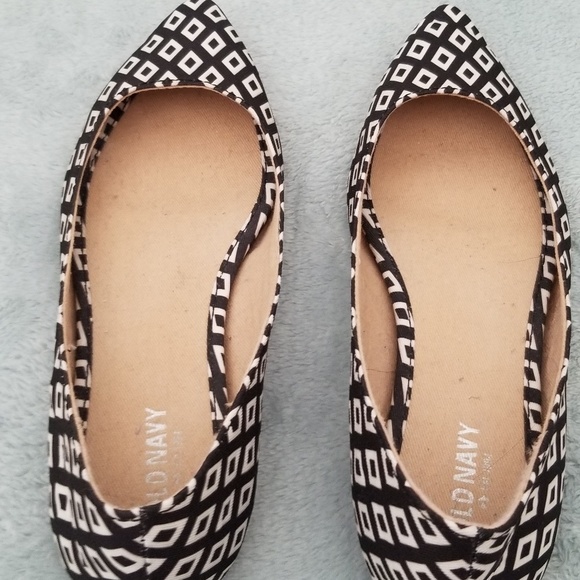 Black and White Flats - Picture 2 of 5